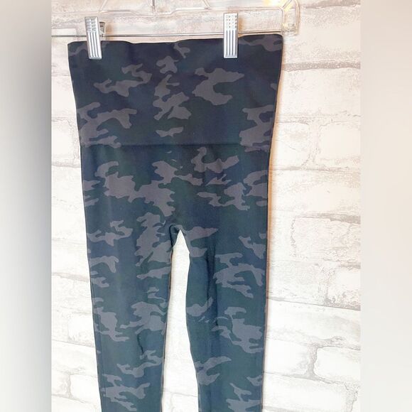 SPANX Look at Me Now Seamless Cropped Leggings Camo Print Size small - Picture 4 of 5